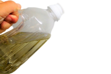 サラダ油を注ぐ